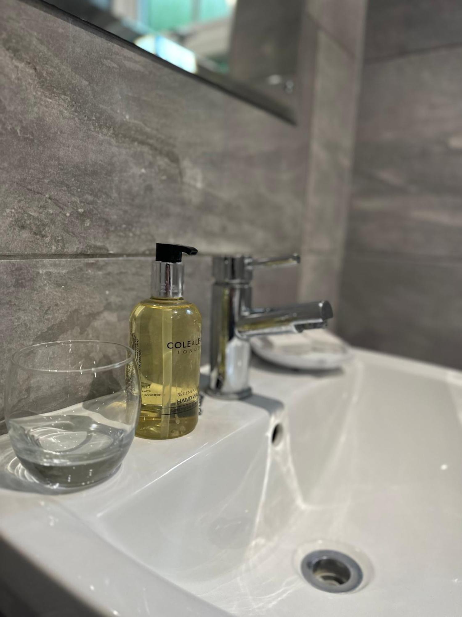 Station House Cottages, Exclusively For Grown Ups, Thornton Dale Apartment *